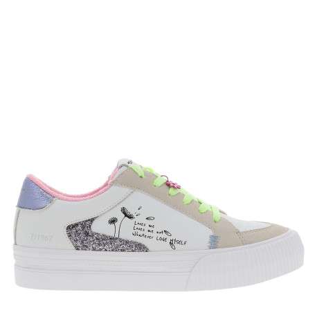 Tennis blanches à talon compensé bas avec des lacets fluo paillété - Image 2