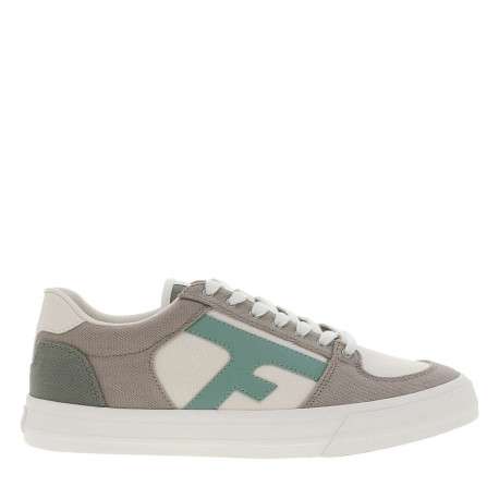 Tennis grises à talon plat avec un logo bleu cousu sur le côté