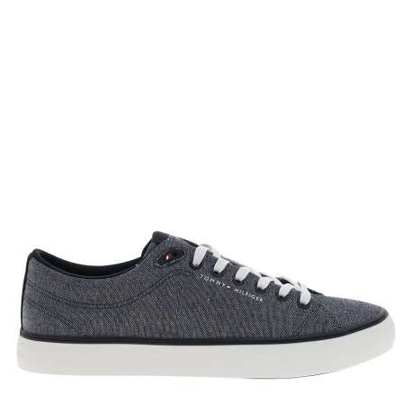 Tennis bleu marine avec un talon plat et pourvu de lacets blancs - Image 2