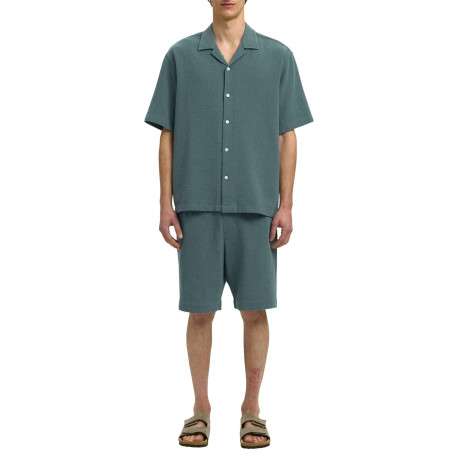Chemise en coton verte unie pourvue d'une coupe droite et d'un col cubain - Image 2