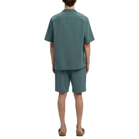 Chemise en coton verte unie pourvue d'une coupe droite et d'un col cubain - Image 3