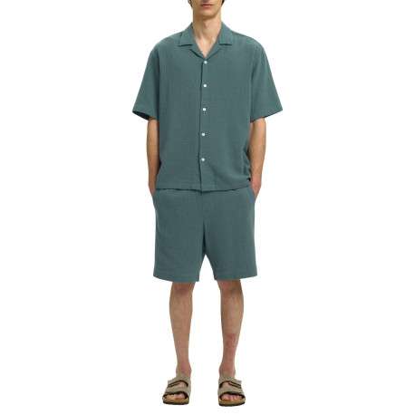 Chemise en coton verte unie pourvue d'une coupe droite et d'un col cubain - Image 4