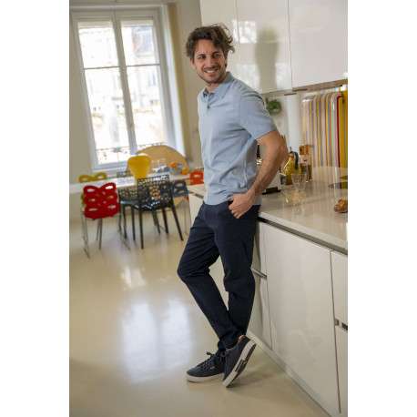 Polo en coton bleu uni avec une coupe droite et un col boutonné - Image 7
