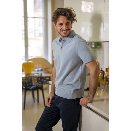 Polo en coton bleu uni avec une coupe droite et un col boutonné - Image 8