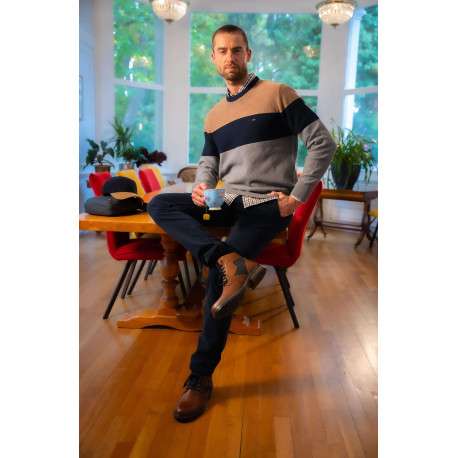 Bottines en cuir cognac à talon décroché bas avec des lacets plats et un zip