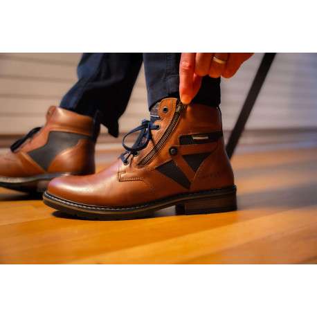 Bottines en cuir cognac à talon décroché bas avec des lacets plats et un zip - Image 8