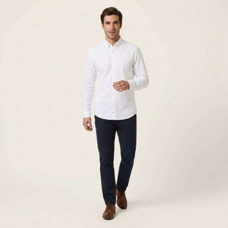 Chemise blanche unie en coton avec une coupe droite et un col à revers - Image 4