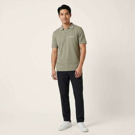 Polo en coton biologique kaki uni avec une coupe droite et un col boutonné - Image 4