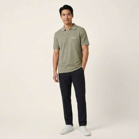 Polo en coton biologique kaki uni avec une coupe droite et un col boutonné - Image 5