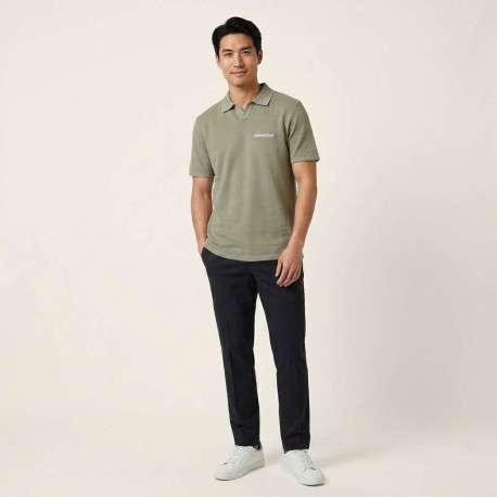 Polo en coton biologique kaki uni avec une coupe droite et un col boutonné - Image 6