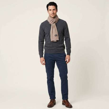 Echarpe beige uni en maille fine avec un patch brodé sur le bas - Image 2