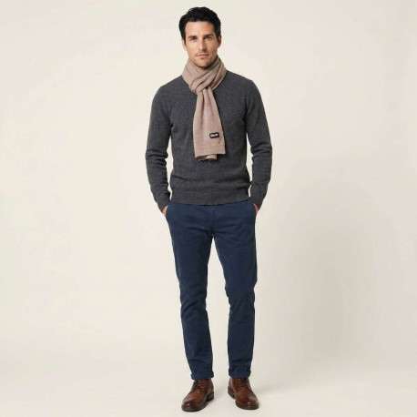 Echarpe beige uni en maille fine avec un patch brodé sur le bas - Image 4