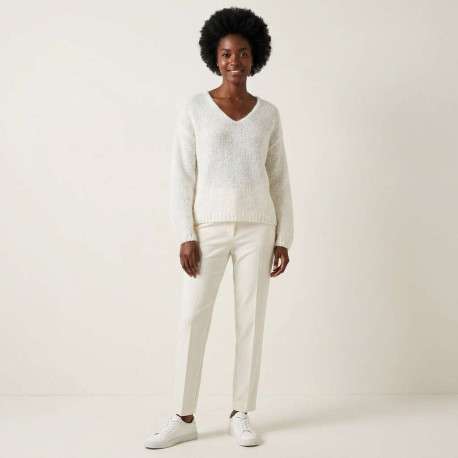Pull en laine mélangée mohair blanc uni en maille jersey avec un col v - Image 2