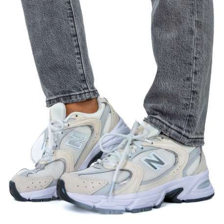 Baskets Multisport en cuir écrues et grises à semelle plate et à lacets blancs