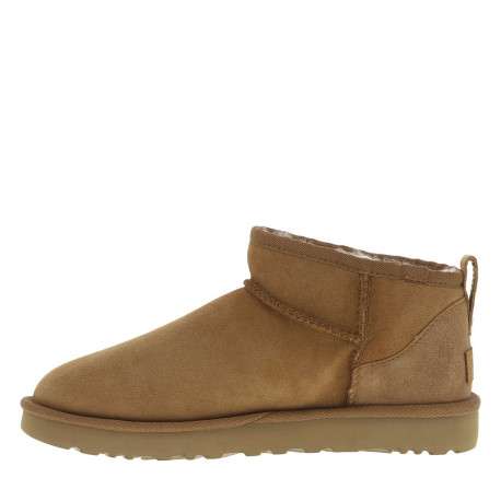 Boots en cuir naturel à talon plat avec intérieur fourré et patch de la marque