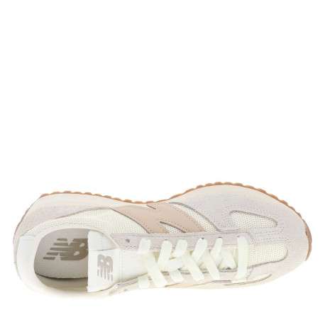 Baskets tennis taupe à talon plat avec un empiècement en nubuck sur le pourtour - Image 4