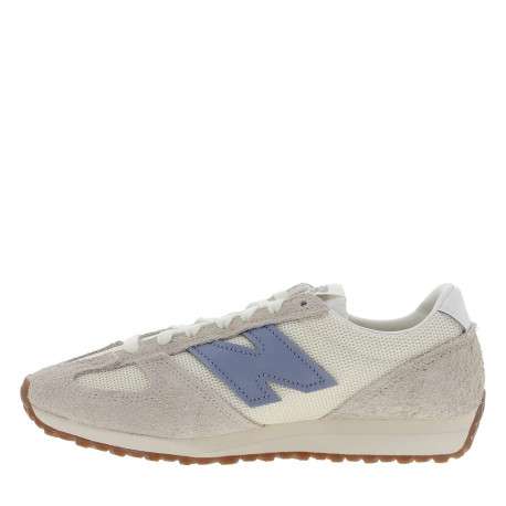 Baskets tennis en cuir bleu ciel avec un talon plat et des lacets