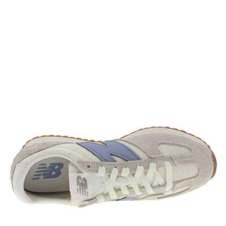 Baskets tennis en cuir bleu ciel avec un talon plat et des lacets - Image 4