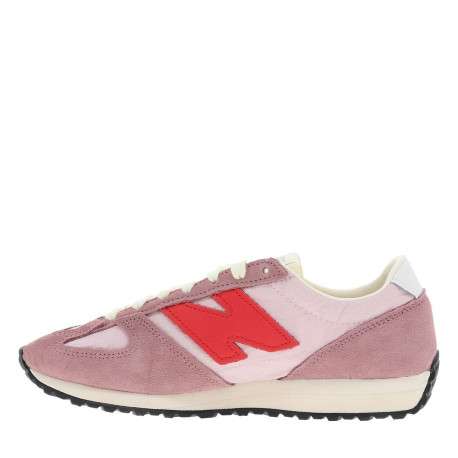 Baskets tennis mauve avec un talon plat et des lacets écrues
