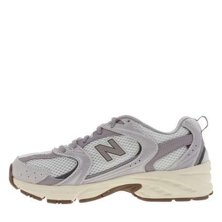 Baskets grises à talon plat avec des lacets ronds et un patch sur la languette