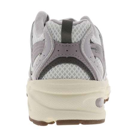 Baskets grises à talon plat avec des lacets ronds et un patch sur la languette - Image 6