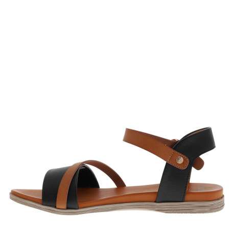 Nu-pieds noirs et camel à talon plat avec une boucle à ardillon