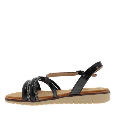 Nu-pieds noirs avec un talon compensé bas et une boucle à ardillon