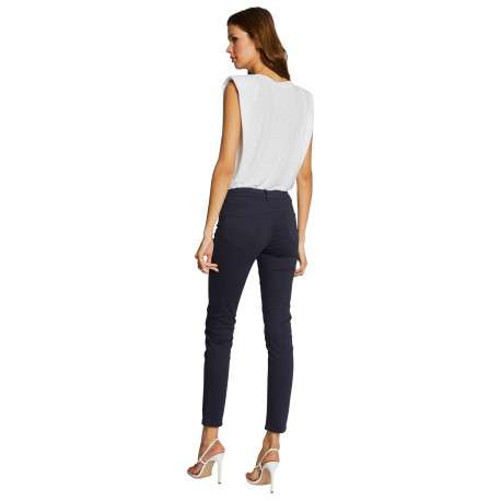 Pantalon 5 poches marine uni avec une coupe slim et des passants pour ceinture - Image 2