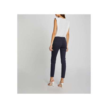 Pantalon 5 poches marine uni avec une coupe slim et des passants pour ceinture - Image 9