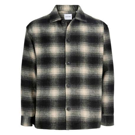 Chemise noire à carreaux avec une coupe droite et un col à revers