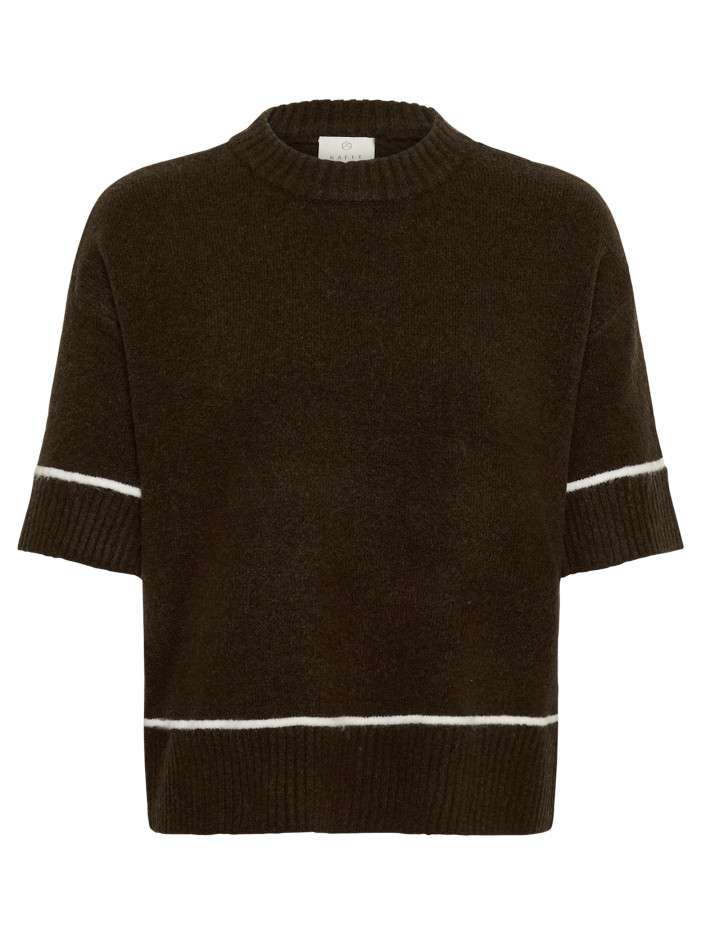 Pull chocolat uni avec une...