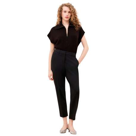 Pantalon marron uni avec une coupe cigarette muni d'un zip et d'un bouton