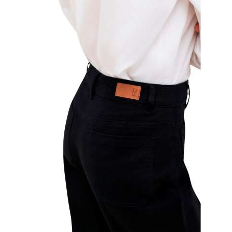Pantalon en coton biologique noir uni avec une coupe bootcut - Image 5