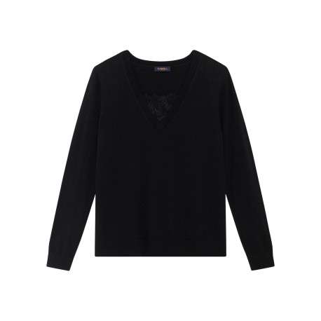 Pull noir uni avec une coupe droite et des manches longues
