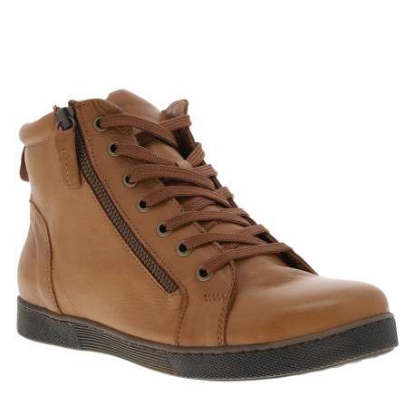 Bottines en cuir camel à talon plat avec des lacets et un zip latéral