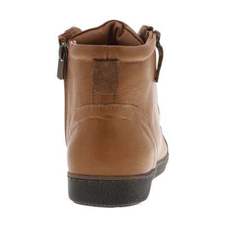 Bottines en cuir camel à talon plat avec des lacets et un zip latéral - Image 4