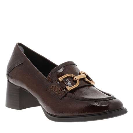 Mocassins café avec une boucle métalique brillante et un talon décroché moyen