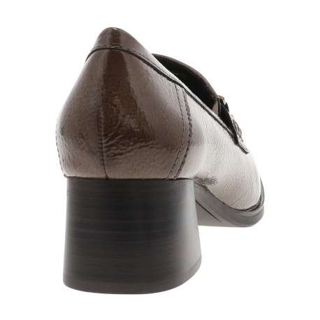Mocassins taupe à talon décroché moyen et boucle métallique brillante - Image 4