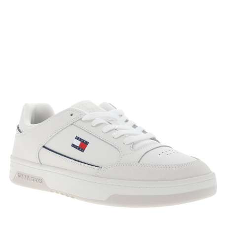 Sneakers blanches en cuir avec un talon plat et pourvues de lacets