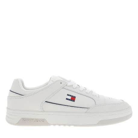 Sneakers blanches en cuir avec un talon plat et pourvues de lacets - Image 2