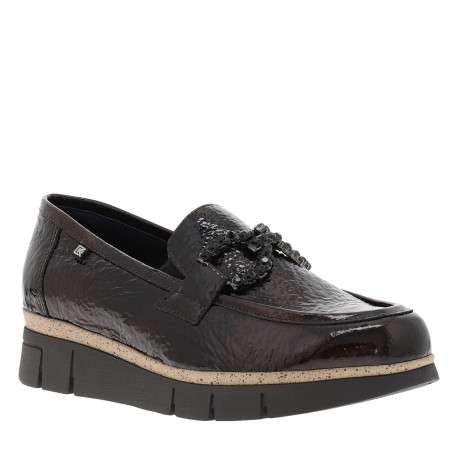 Mocassins en cuir chocolat à semelle plate et un bijoux de la marque à l'avant