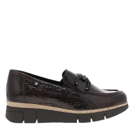 Mocassins en cuir chocolat à semelle plate et un bijoux de la marque à l'avant - Image 2