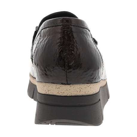 Mocassins en cuir chocolat à semelle plate et un bijoux de la marque à l'avant - Image 4