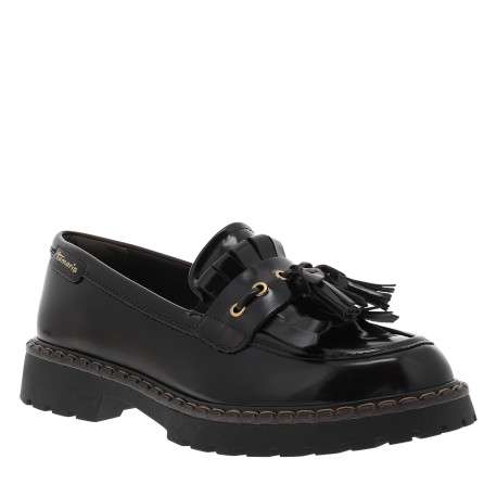 Mocassins marrons à semelle plate et oeillets métalliques dorés sur l'empeigne