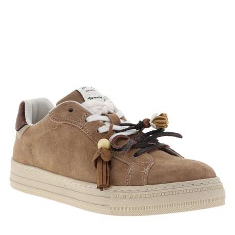 Tennis en cuir nubuck camel avec un talon plat et des lacets blancs et marron