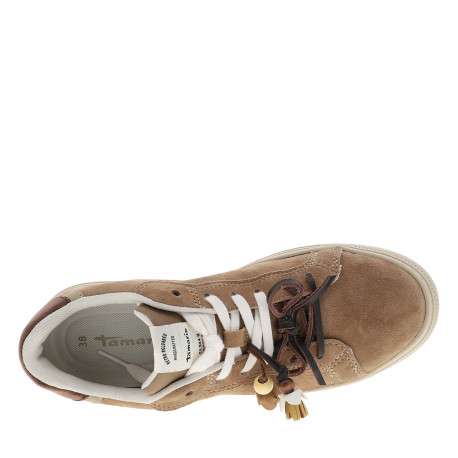 Tennis en cuir nubuck camel avec un talon plat et des lacets blancs et marron - Image 5