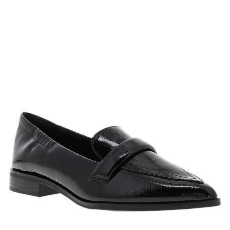 Mocassins noir verni avec une semelle plate et un bout pointu