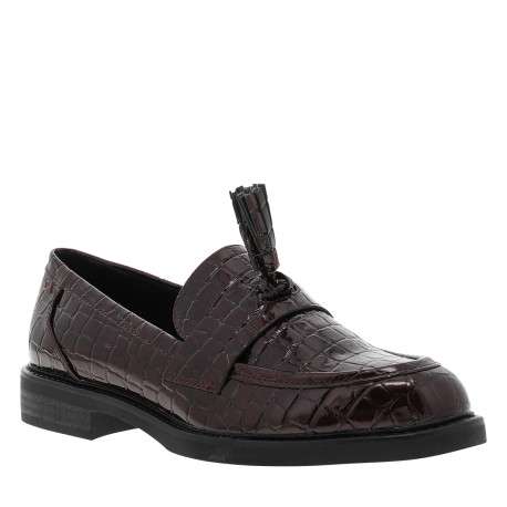 Mocassins bordeaux avec une semelle plate et une fermeture à lacets