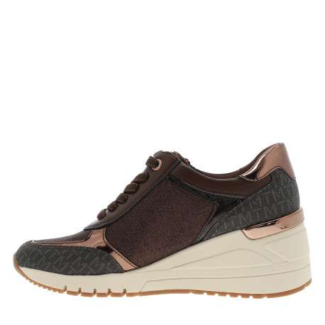 Baskets running chocolat à talon compensé haut avec des lacets et un zip latéral - Image 3