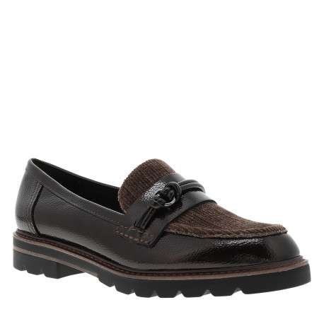 Mocassins chocolat à semelle plate avec un empiècement verni sur le pourtour